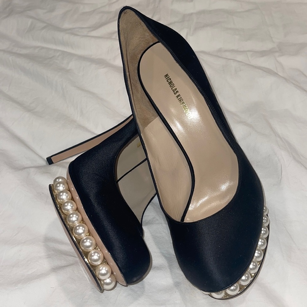 NWOT Nicholas Kirkwood stunning satin heels with pearls
